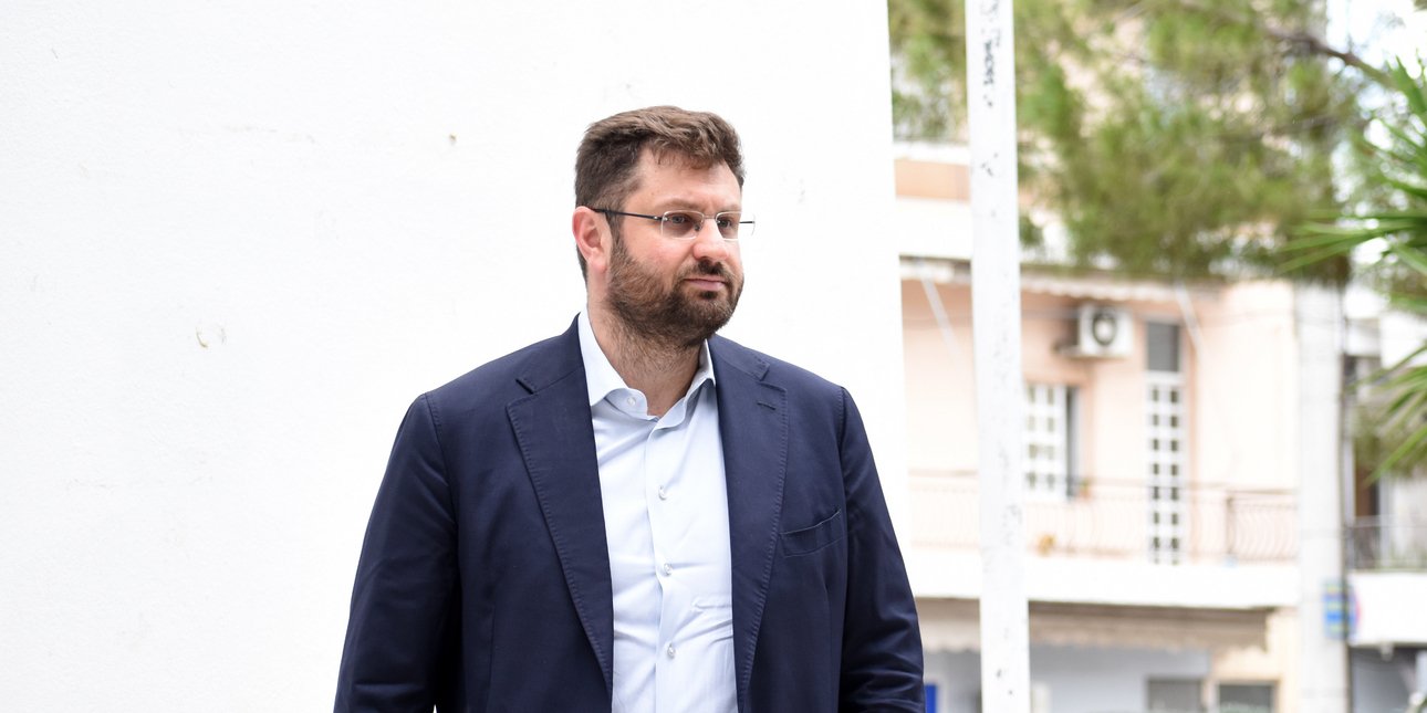 Κόντρα ΠΑΣΟΚ -Ζαχαριάδη για τις δηλώσεις του κατά Ανδρουλάκη: Δεν ακολουθούμε τον κατήφορο του ΣΥΡΙΖΑ
