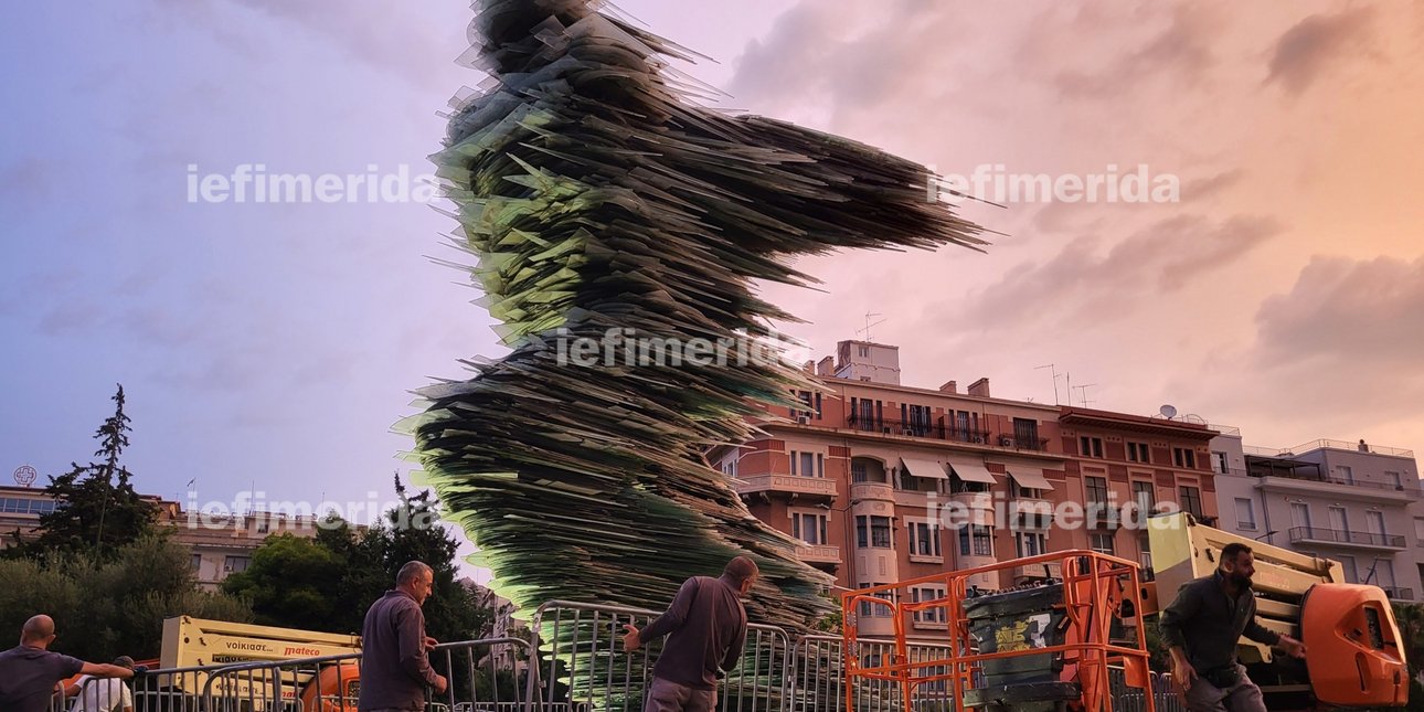 Ο «Δρομέας» του Κώστα Βαρώτσου απέναντι από το Χίλτον