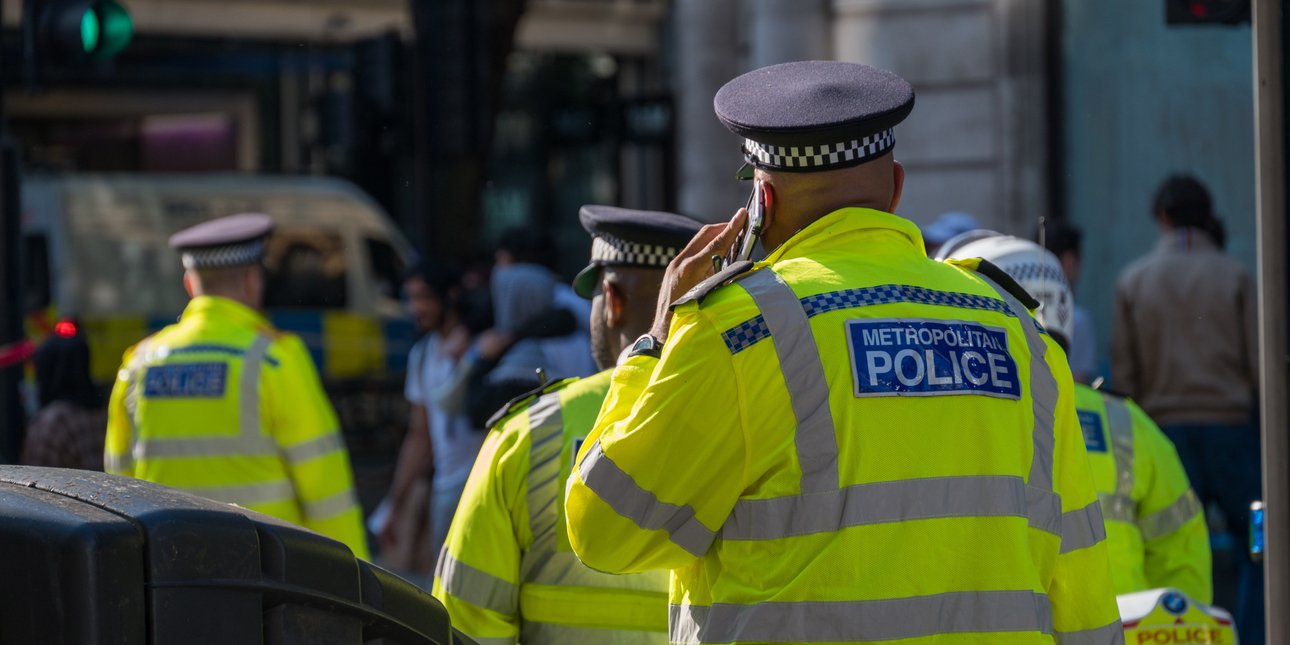 Συναγερμός στη Βρετανία: Πέντε συλλήψεις μετά τον εντοπισμό τριών ύποπτων οχημάτων κοντά σε βάση της RAF