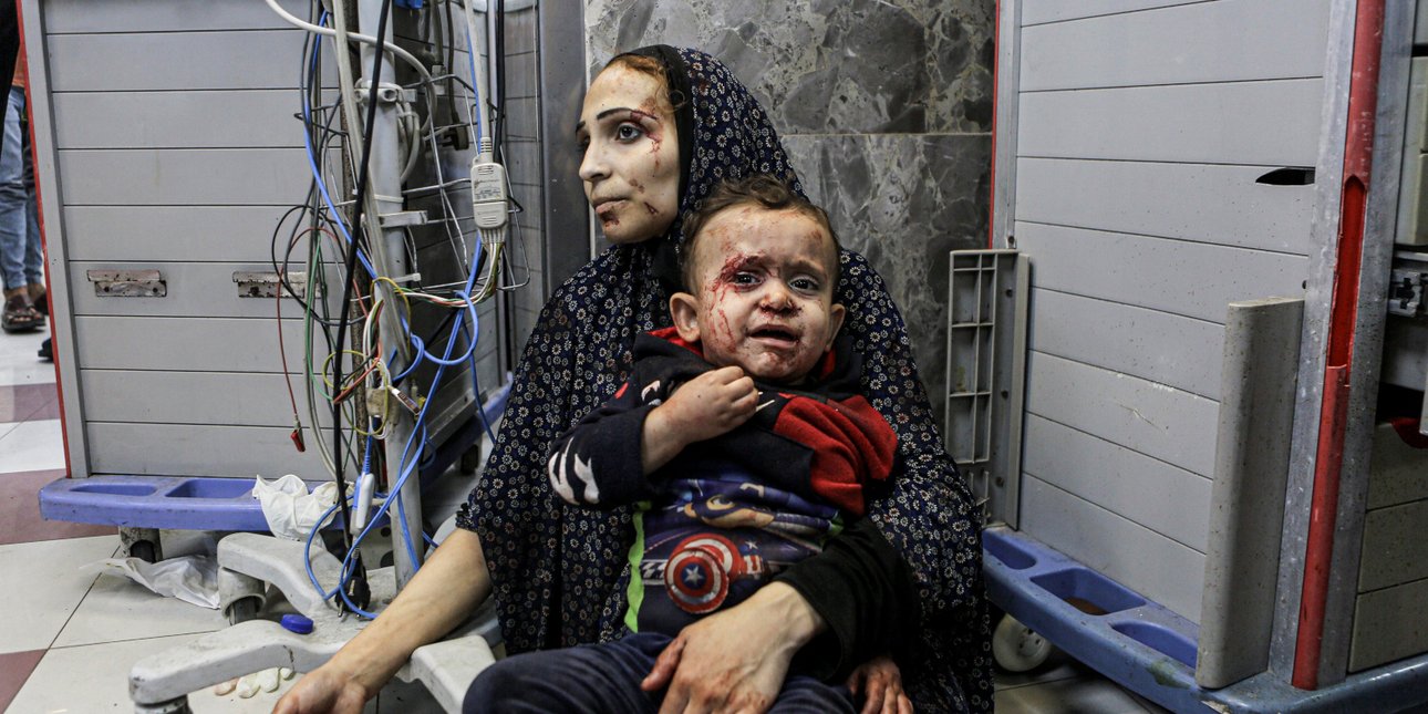 O απόηχος του βομβαρδισμού του νοσοκομείου στη Γάζα - Τραυματισμένη μητέρα με παιδί 