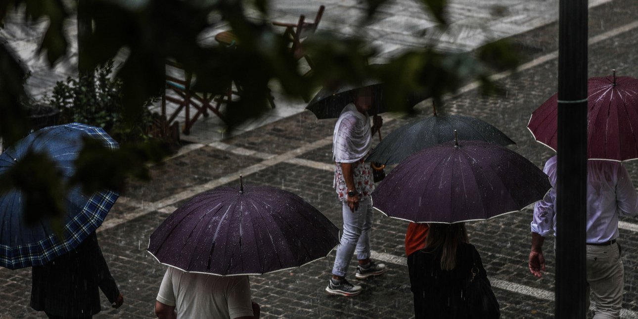 Κόσμος με ομπρέλες στην Αθήνα