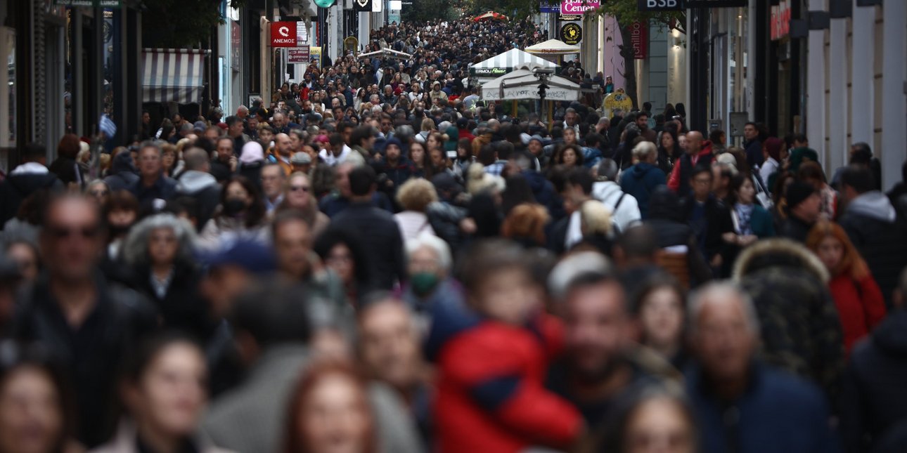 Κοσμοσυρροή στην Ερμού για ψώνια στα ανοιχτά καταστήματα της Κυριακής