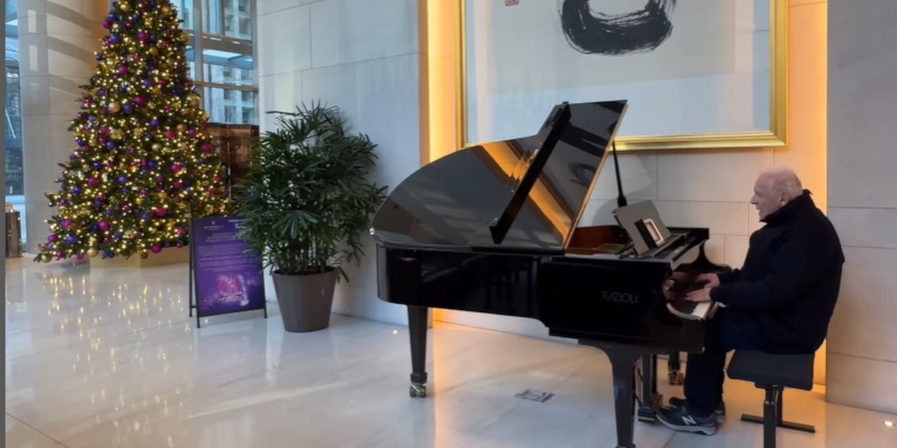 Ο αειθαλής Άντονι Χόπκινς παίζει πιάνο σε λόμπι ξενοδοχείου και γίνεται(02)