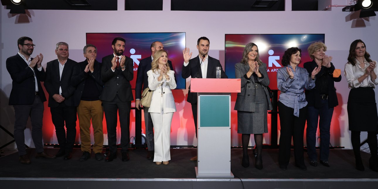 Οι 11 βουλευτές με τον Αλέξη Χαρίτση στη μέση, στην παρουσίαση της Νέας Αριστεράς