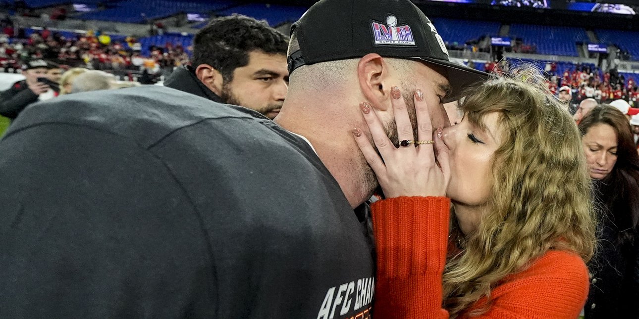 Η Τέιλορ Σουίφτ φιλάει τον Τράβις Κέλσι