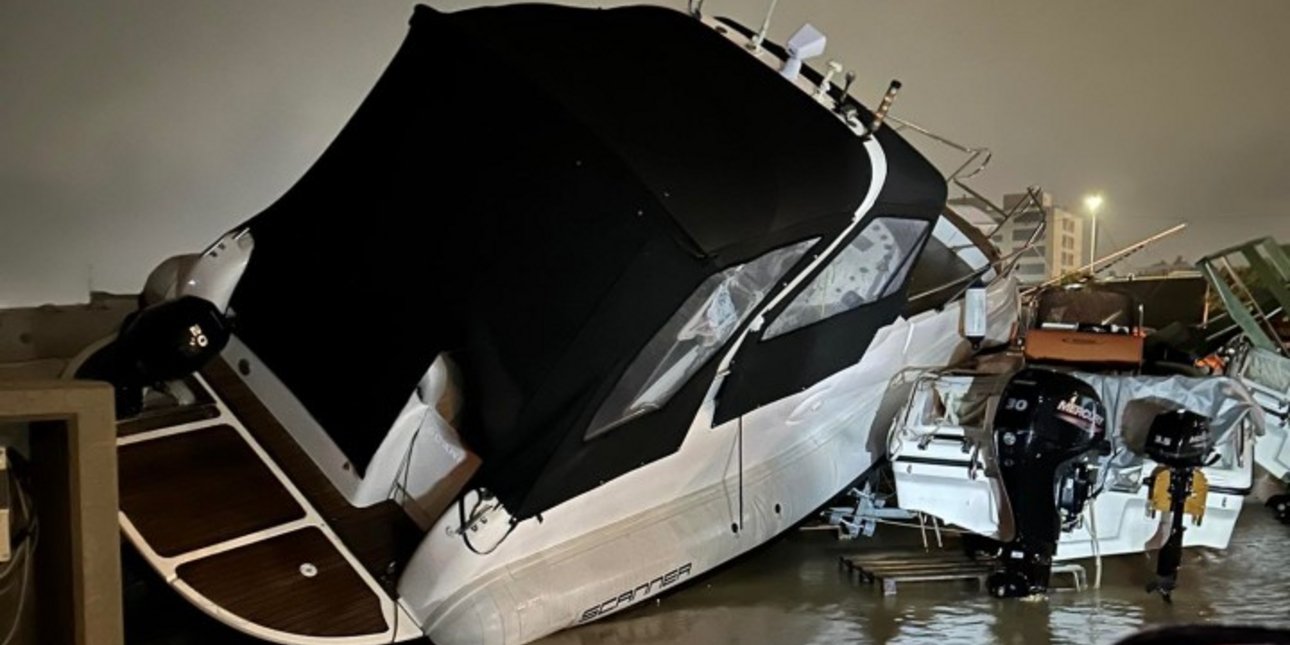 Ανεμοστρόβιλος αναποδογύρισε σκάφη