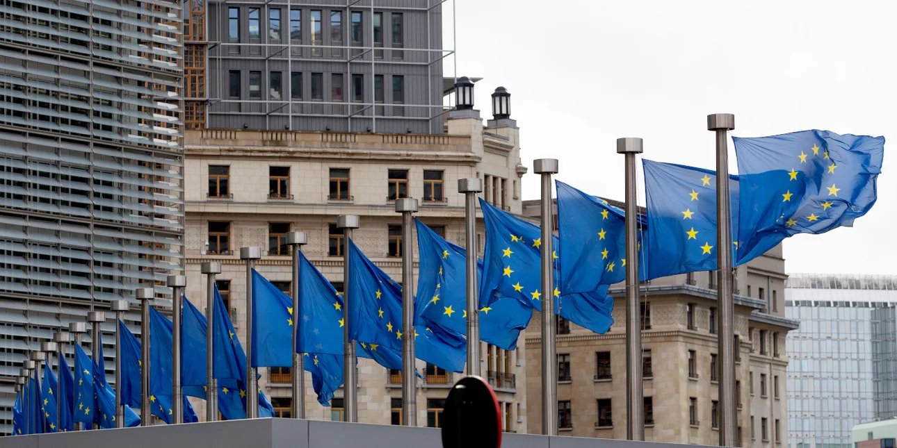 Politico: «Η ΕΕ εξετάζει αλλαγές στον φόρο για τις μεγάλες επιχειρήσεις για την επίτευξη συμφωνίας για τον προϋπολογισμό»