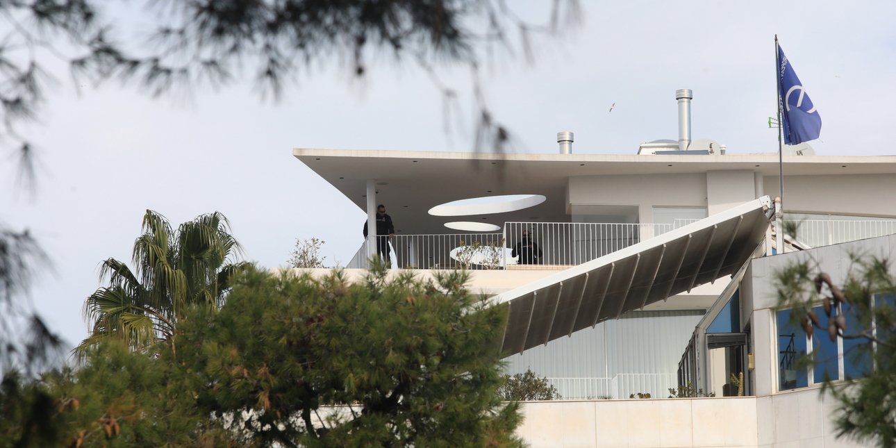 Αστυνομικοί στη ναυτιλιακή εταιρεία στη Γλυφάδα