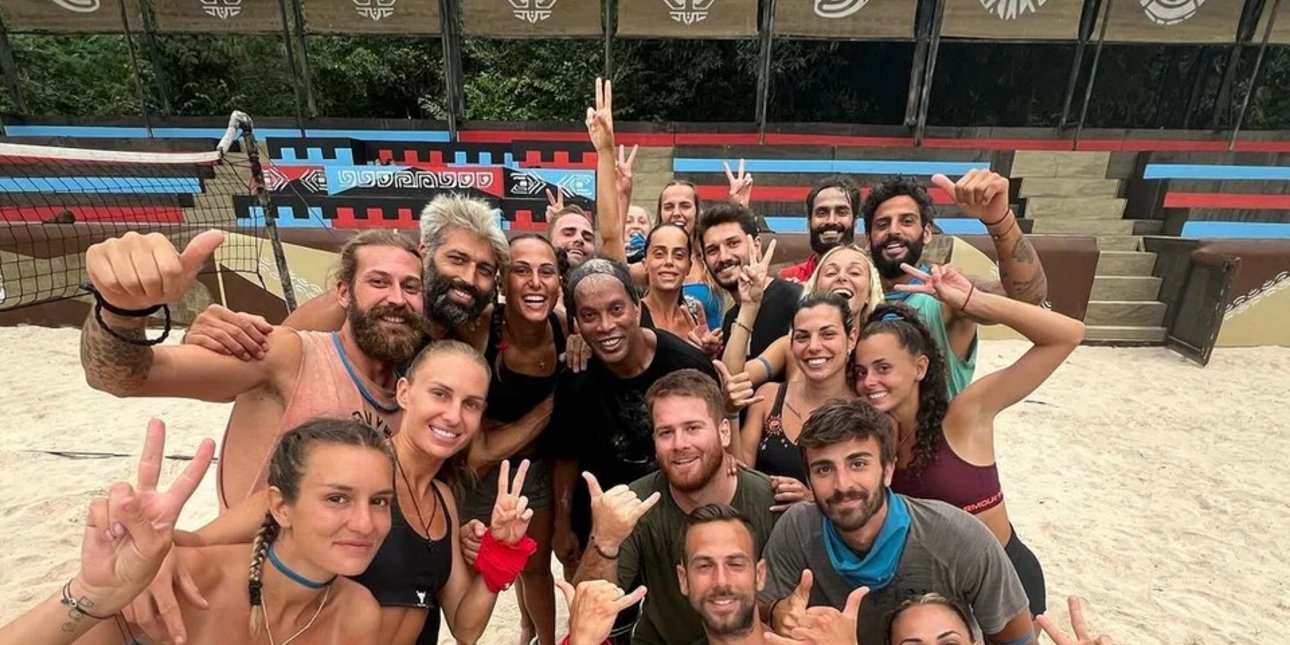 Ο Ροναλντίνιο με τους παίκτες του ελληνικού Survivor