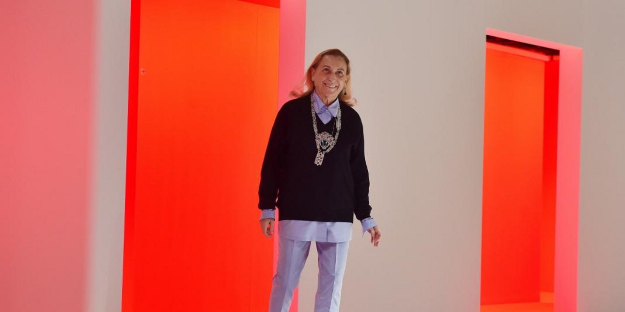 Η 75χρονη Miuccia Prada όπως δεν την έχουμε ξαναδεί -Αβαφη, με κορδέλα