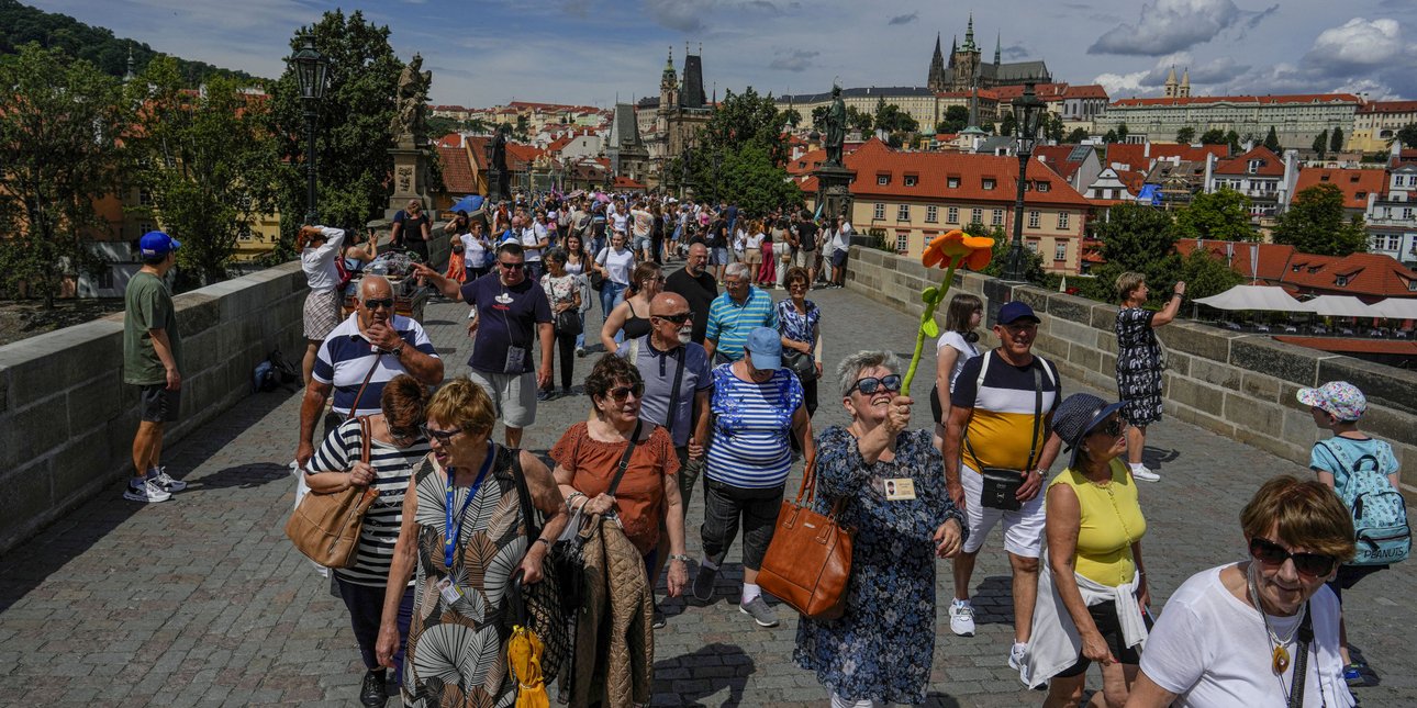Ορδές τουριστών στην Πράγα