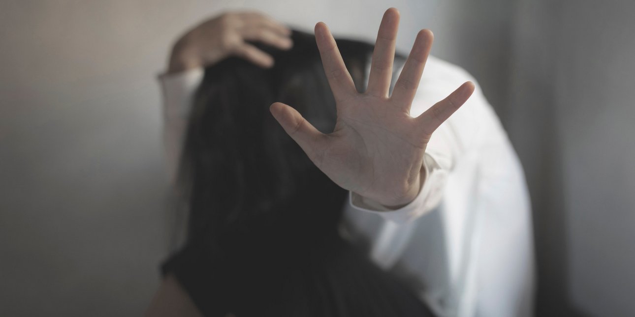 Νέο επεισόδιο ενδοοικογενειακής βίας: 6χρονος μπήκε στη μέση για να σώσει τη μητέρα του -«Ένιωθα ότι πέθαινα» καταγγέλλει το θύμα [βίντεο]