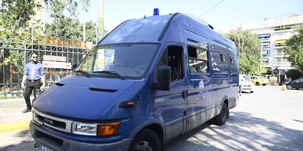 Θεσσαλονίκη: Σύλληψη αστυνομικού μετά από καταγγελία κρατούμενης για γενετήσιες πράξεις κατά τη διάρκεια μεταγωγής