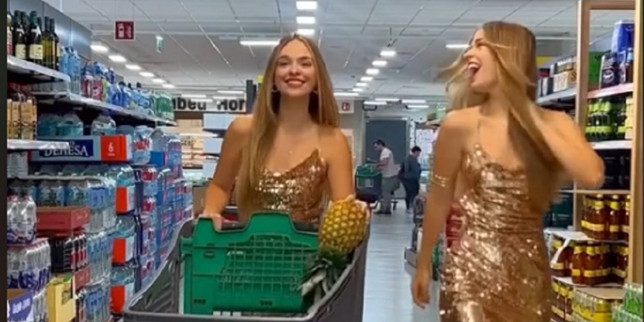 Μοντέλα με ανανά σε σούπερ μάρκετ