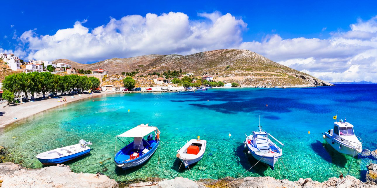 πεντε καΊκια δεμενα