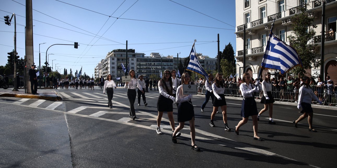 Ποια είναι τα καθήκοντα του διμοιρίτη, του παραστάτη και του σημαιοφόρου κατά την διάρκεια της παρέλασης