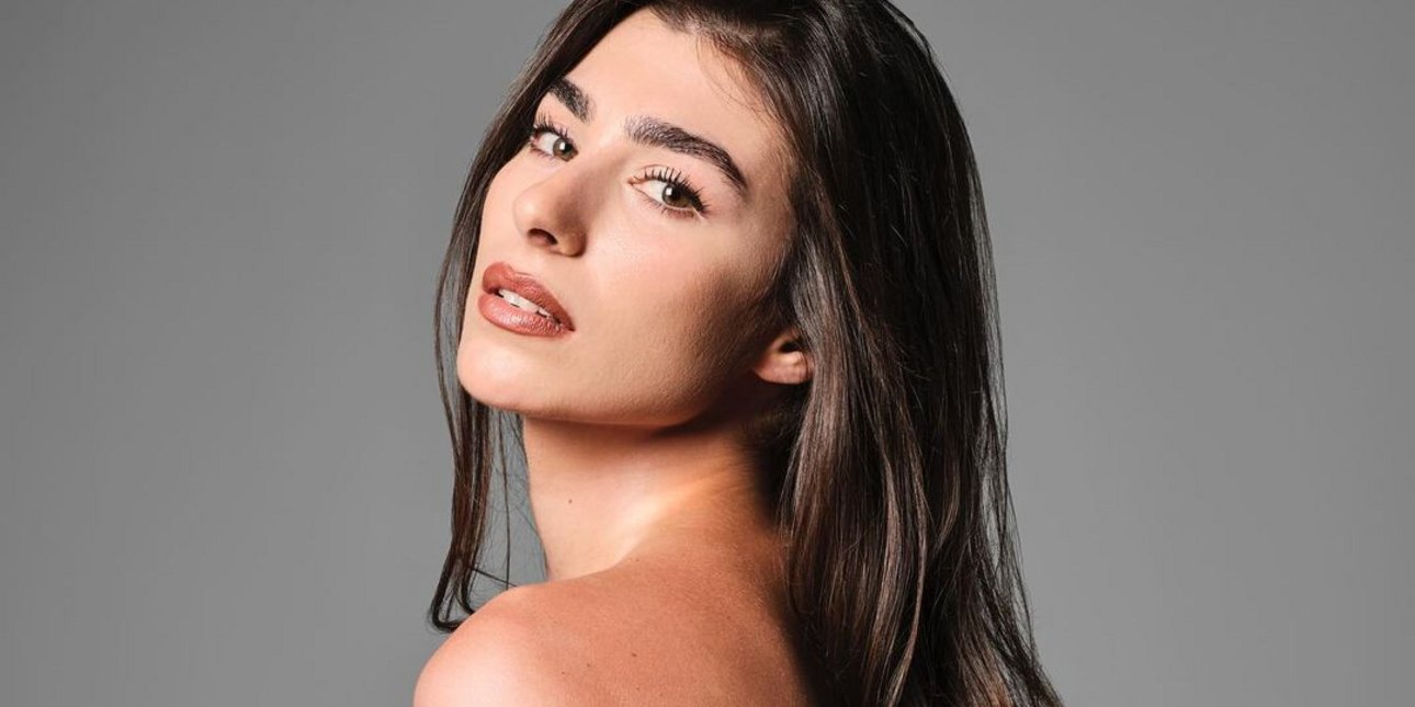 Aντίο λευκό -Η Χρύσα Μιχαλοπούλου με sneakers στο χρώμα που θα βλέπουμε παντού την άνοιξη