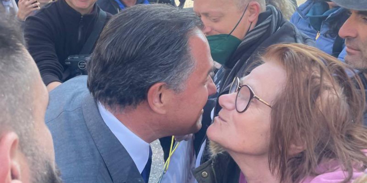 Ο Άδωνις... φίλησε διαδηλώτρια του ΠΑΜΕ -«Είσαι πιο όμορφος από κοντά ...