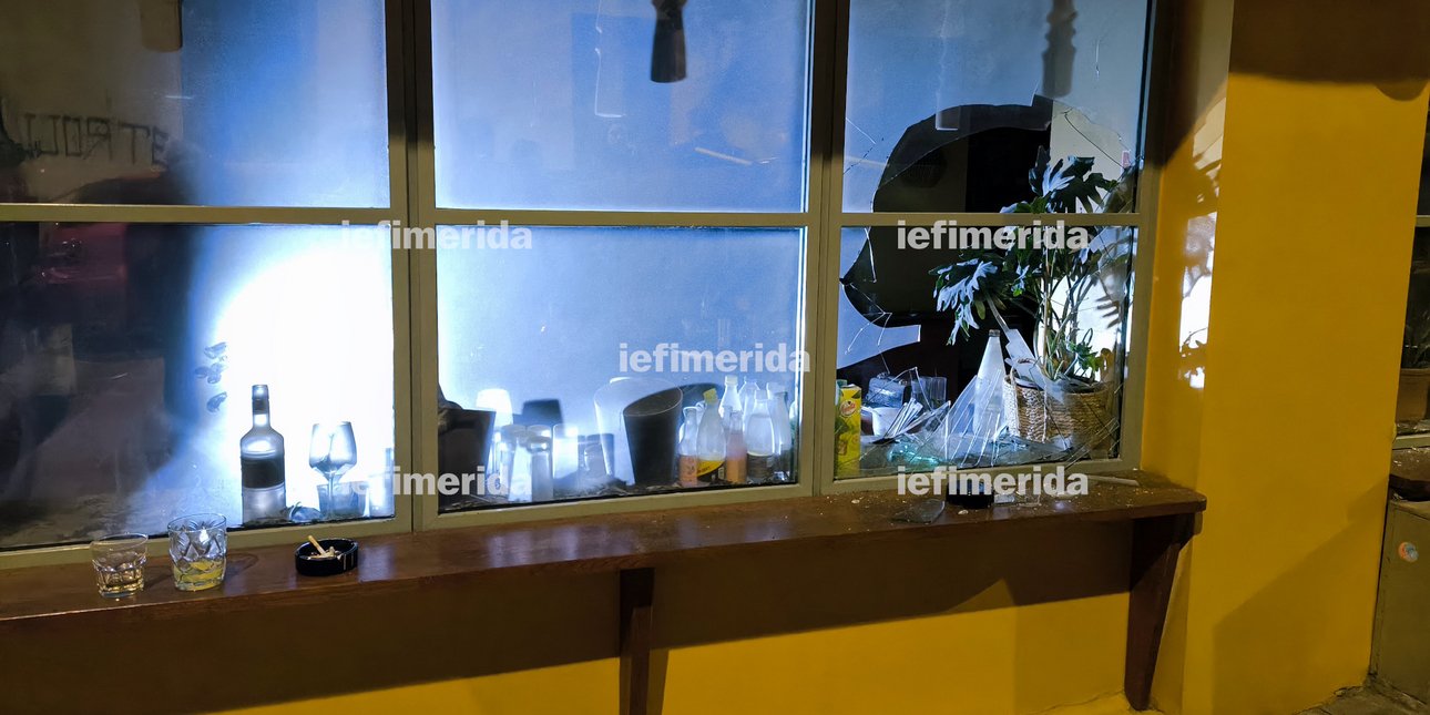 Σπασμένα τζάμια μετά τη φωτιά σε μπαρ στο Παγκράτι