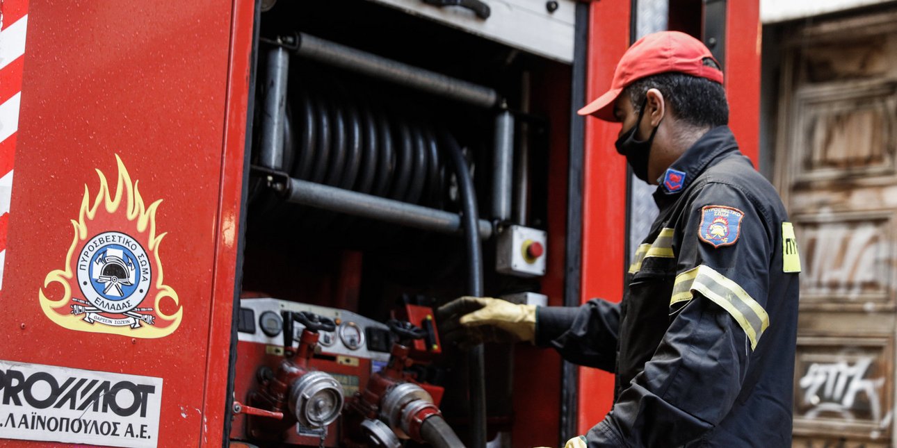 Γιαννιτσά: Αστυνομικός εκτός υπηρεσία έσωσε δύο ανήλικα κορίτσια από φωτιά σε διαμέρισμα