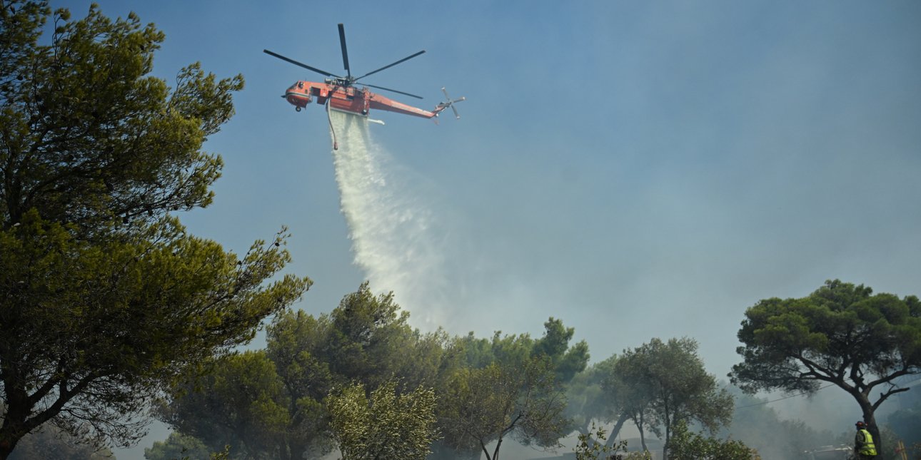Αεροσκάφος της Πυροσβεστικής κάνει ρίψη νερού σε πυρκαγιά της Ανατολικής Αττικής