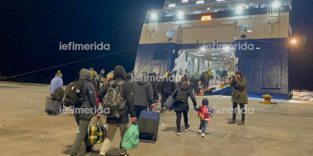 Κόσμος φεύγει από τη Σαντορίνη λόγω των σεισμών