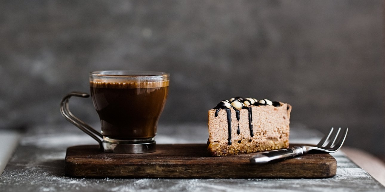 Καφές και κομμάτι γλυκό cheesecake μόκα