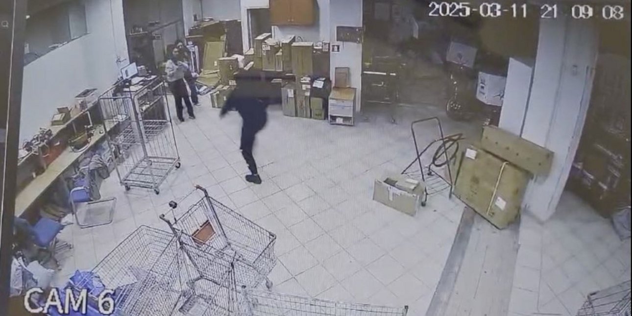 Η εισβολή του κουκουλοφόρου σε κατάστημα courier στο Αγρίνιο