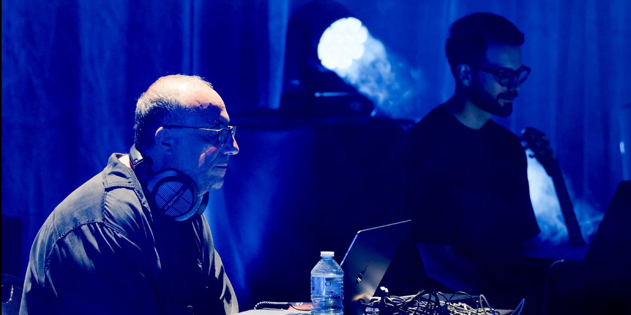 μπλε φως δυο αντρες 