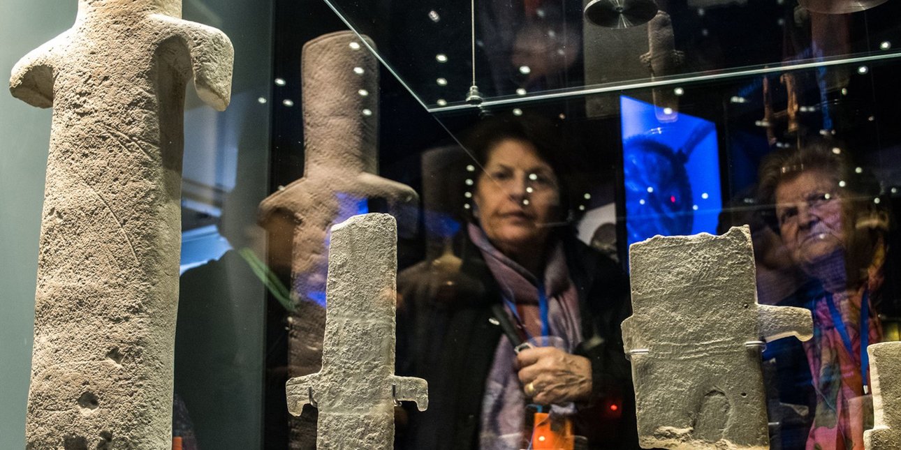 εκθεματα προσωπα στο τζαμι 