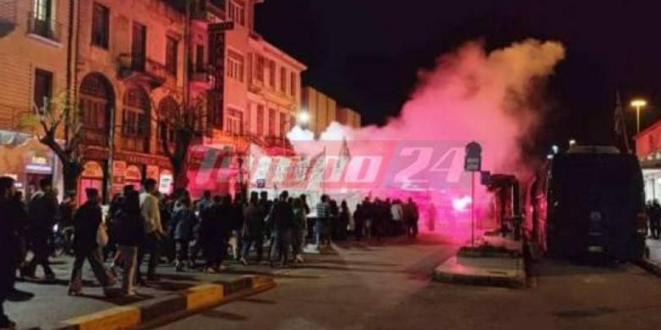 Πάτρα: Πολυπληθής συγκέντρωση διαμαρτυρίας και πορεία για το σιδηροδρομικό δυστύχημα στα Τέμπη