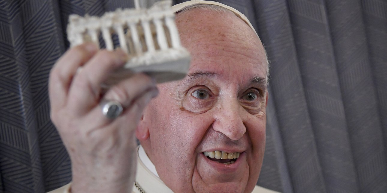 Παπας Φραγκίσκος κραταει ακροπολη 