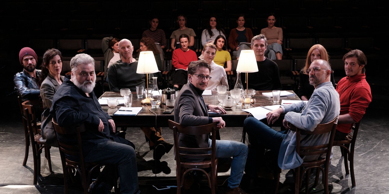 θιασος γυρω απο τραπέζι 