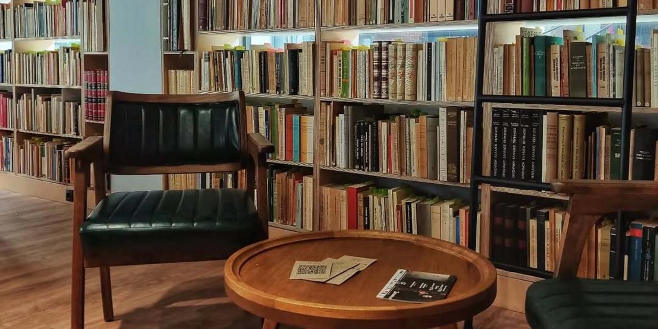 Βιβλία βιβλιοθήκες πολυθρόνες cafe