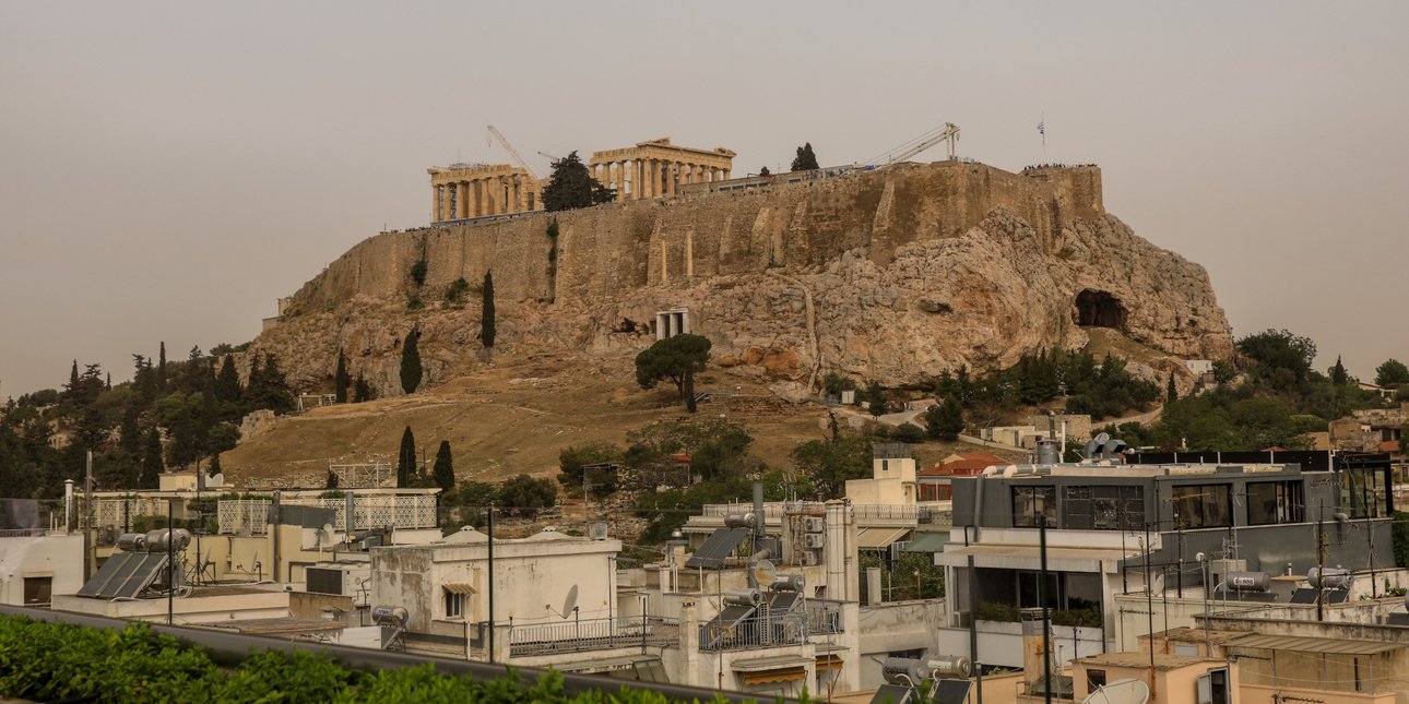 Καιρός: Κοκτέιλ ζέστης, τοπικών καταιγίδων και αφρικανικής σκόνης -Πού θα έχουν 37άρια και πού θα βρέξει