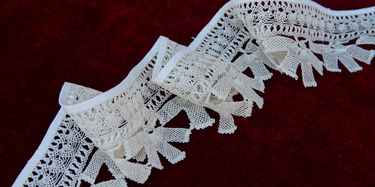 Μπιμπίλα, δαντέλα 