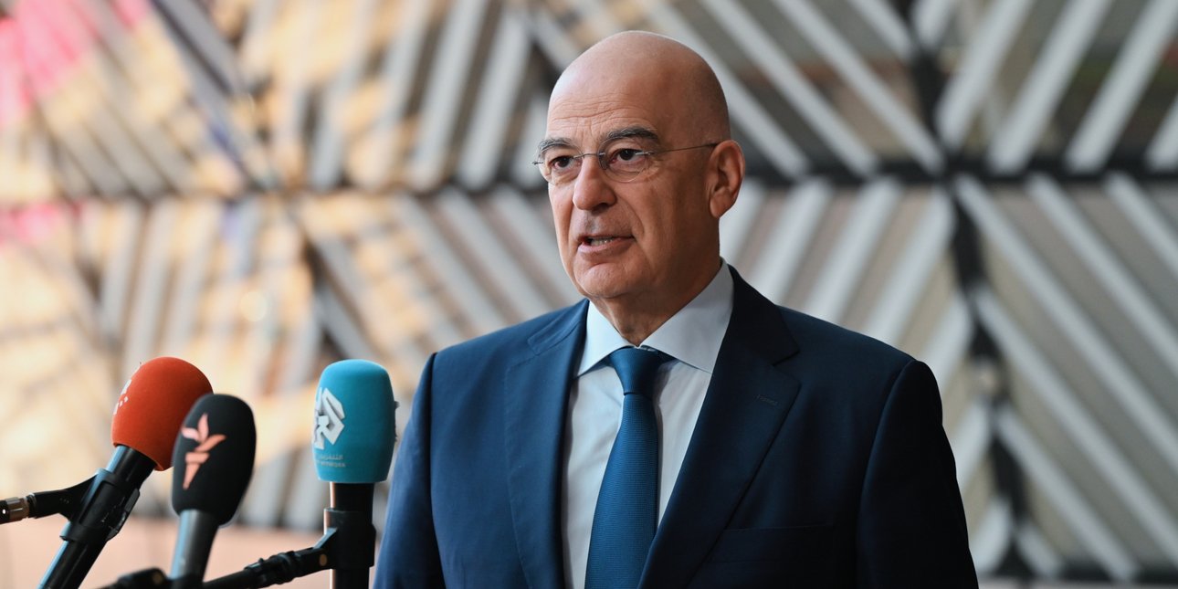 Ο Νίκος Δένδιας κάνει δηλώσεις στις Βρυξέλλες
