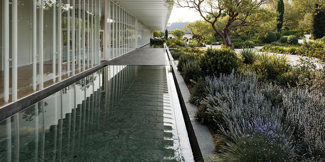 Μαρμάρινος διάδρομος στο αίθριο, με δέντρα και λεβάντες