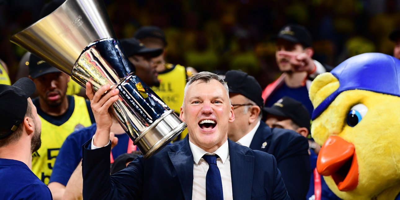 Ο Σάρας με το τρόπαιο της Euroleague που κέρδισε με τη Φενέρ