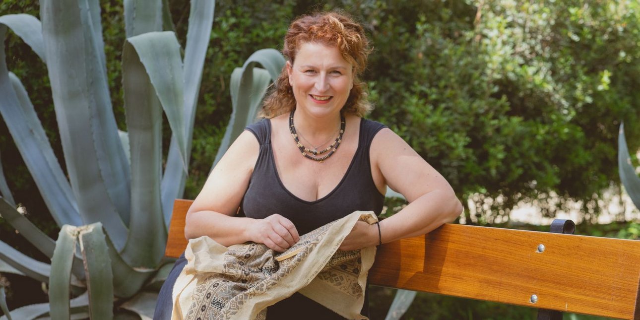 Η Διονυσία Παπαδοπούλου κεντά 