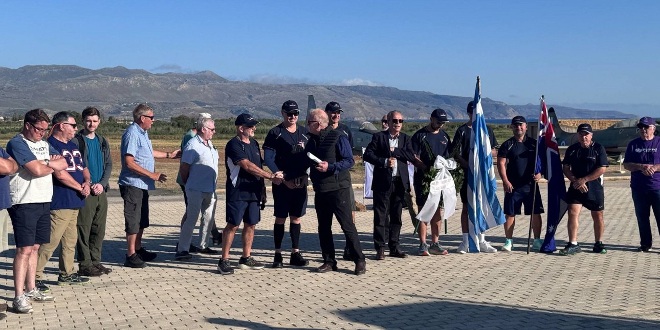 Τοπικοί φορείς των Χανίων υποδέχονται τους δρομείς που αποτίουν φόρο τιμής στους αγωνιστές της Μάχης της Κρήτης 