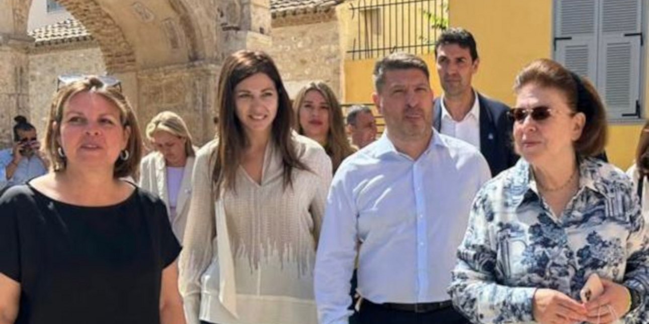 Η Λίνα Μενδώνη με την Σοφία Ζαχαράκη και τον Νίκο Χαρδαλιά στο Μουσείο Νεότερου Ελληνικού Πολιτισμού