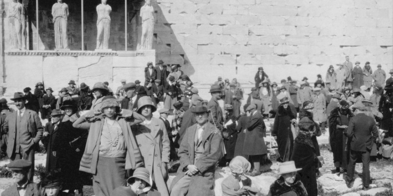Τουρίστες στην Ακρόπολη, αρχές δεκαετίας 1930.