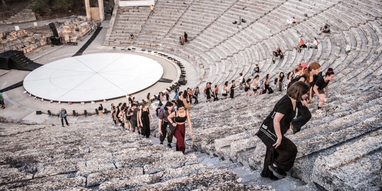 κοσμος ανεβαίνει κερκίδες 