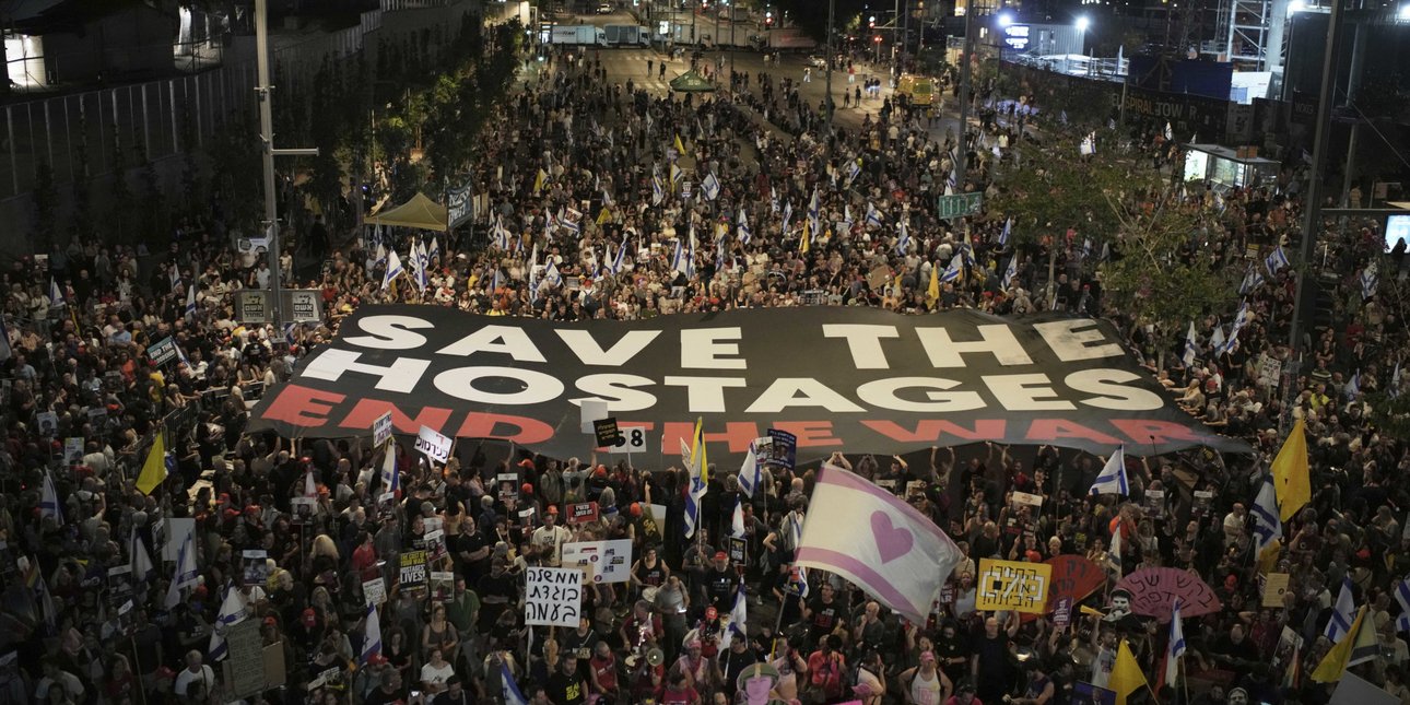 Ισραηλινοί διαδηλωτές ζητούν να σωθούν οι όμηροι που κρατά ακόμα η Χαμάς 