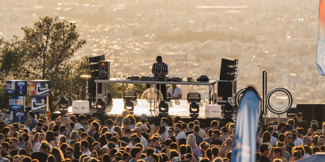 Party στο πάρκινγκ του Λυκαβηττού