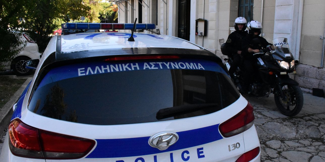 Αστυνομικοί με περιπολικό και μηχανή
