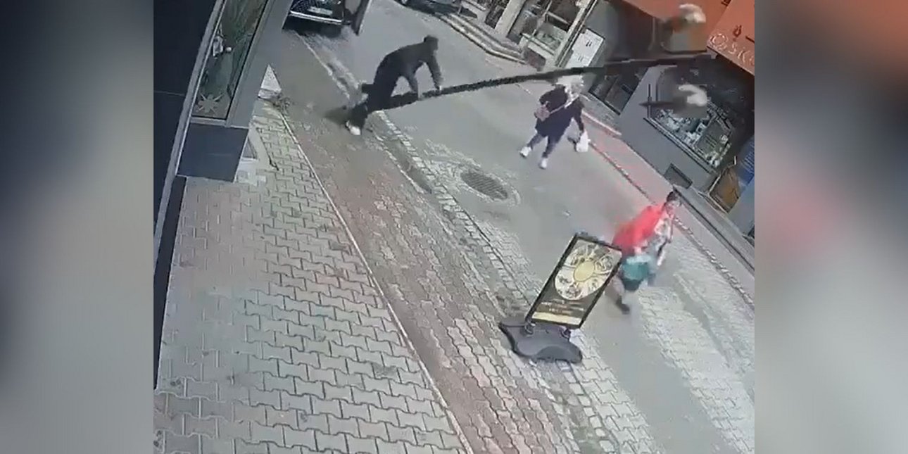 Σοκαριστικό ατύχημα στην Πολωνία: Άνδρας στηρίχτηκε σε κολώνα και αυτή καταπλάκωσε μία γυναίκα