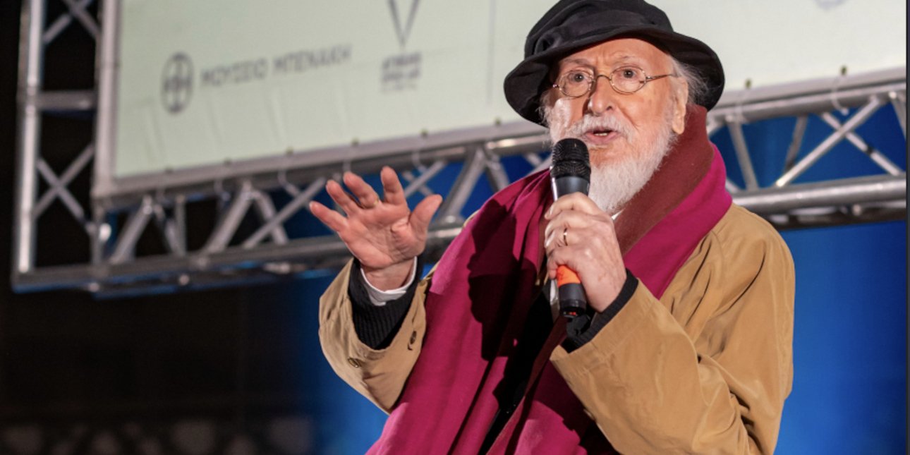 Ο Διονυσης Σαββόπουλος στην προβολή του φιλμ του Λάκη Παπαστάθη 