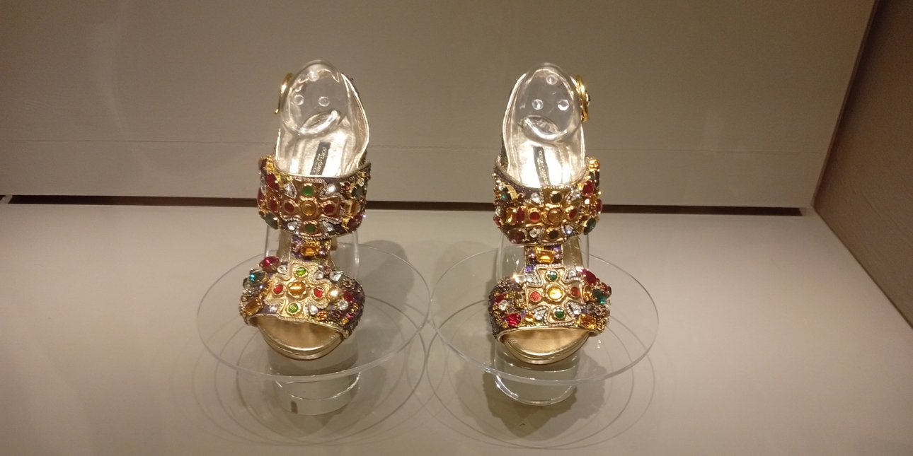 Χρυσά πέδιλα με πολύτιμες πέτρες